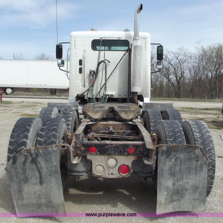 image for item D3772 2003 Freightliner Columbia CL120 semi truck