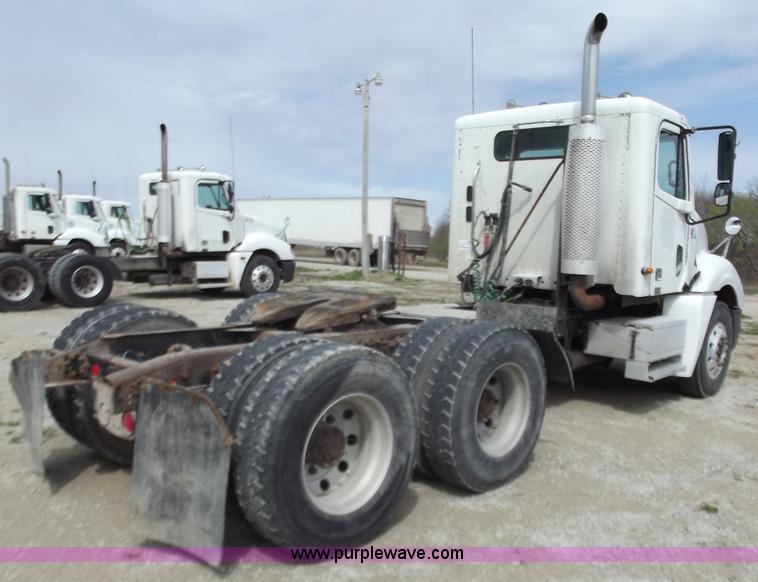 image for item D3772 2003 Freightliner Columbia CL120 semi truck