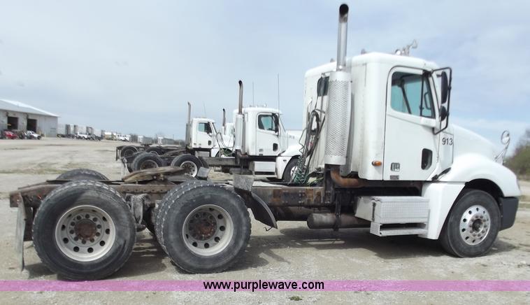 image for item D3772 2003 Freightliner Columbia CL120 semi truck