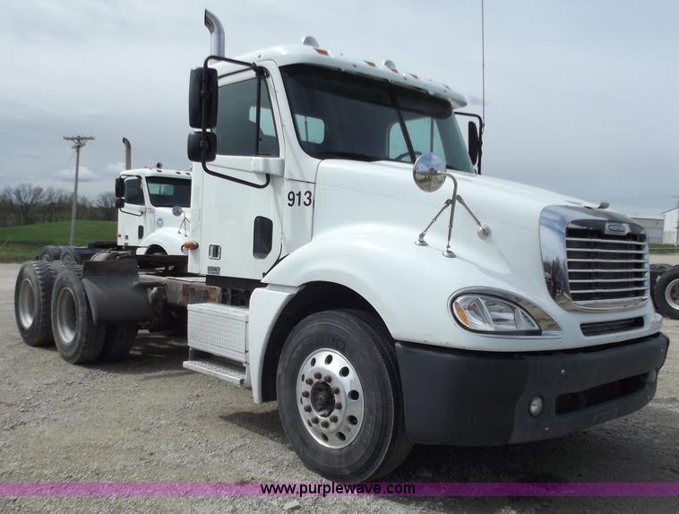 image for item D3772 2003 Freightliner Columbia CL120 semi truck