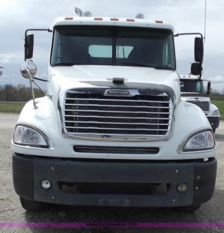 image for item D3772 2003 Freightliner Columbia CL120 semi truck