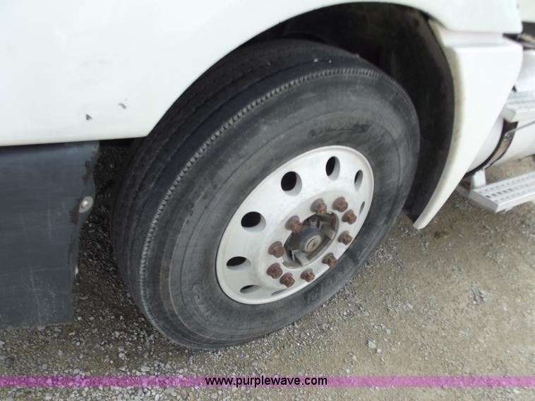 image for item D3772 2003 Freightliner Columbia CL120 semi truck