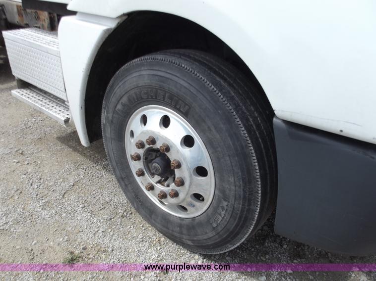 image for item D3772 2003 Freightliner Columbia CL120 semi truck