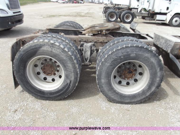 image for item D3772 2003 Freightliner Columbia CL120 semi truck