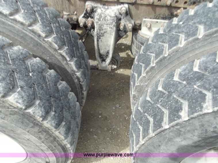 image for item D3772 2003 Freightliner Columbia CL120 semi truck