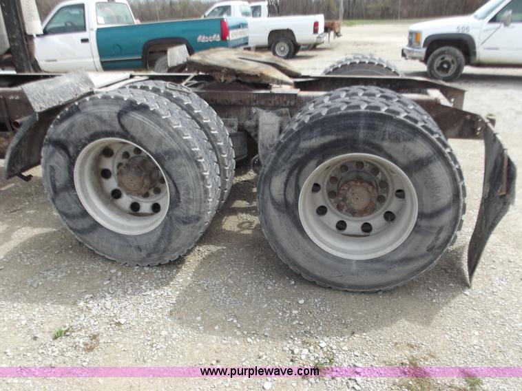 image for item D3772 2003 Freightliner Columbia CL120 semi truck