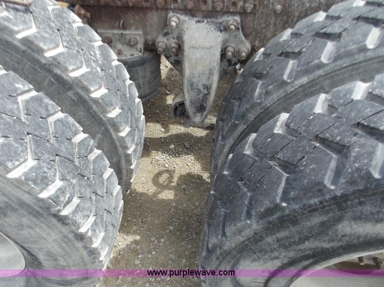 image for item D3772 2003 Freightliner Columbia CL120 semi truck