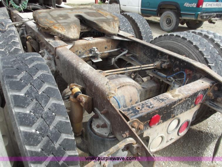 image for item D3772 2003 Freightliner Columbia CL120 semi truck