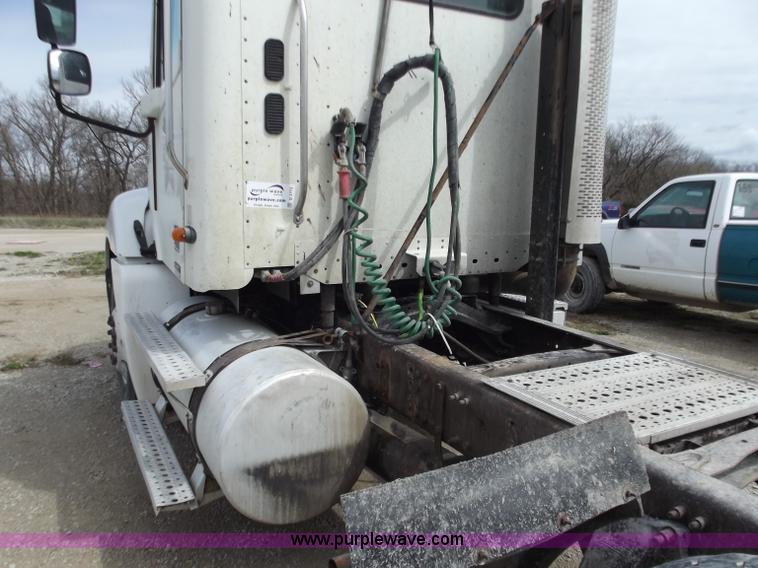 image for item D3772 2003 Freightliner Columbia CL120 semi truck