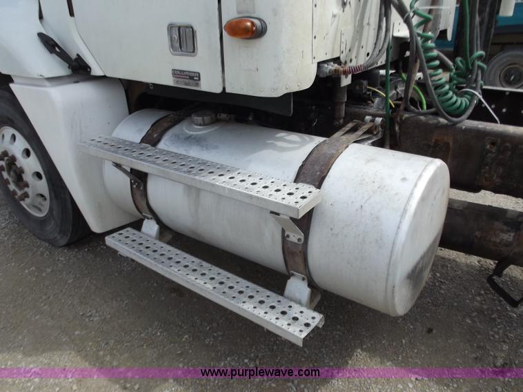 image for item D3772 2003 Freightliner Columbia CL120 semi truck