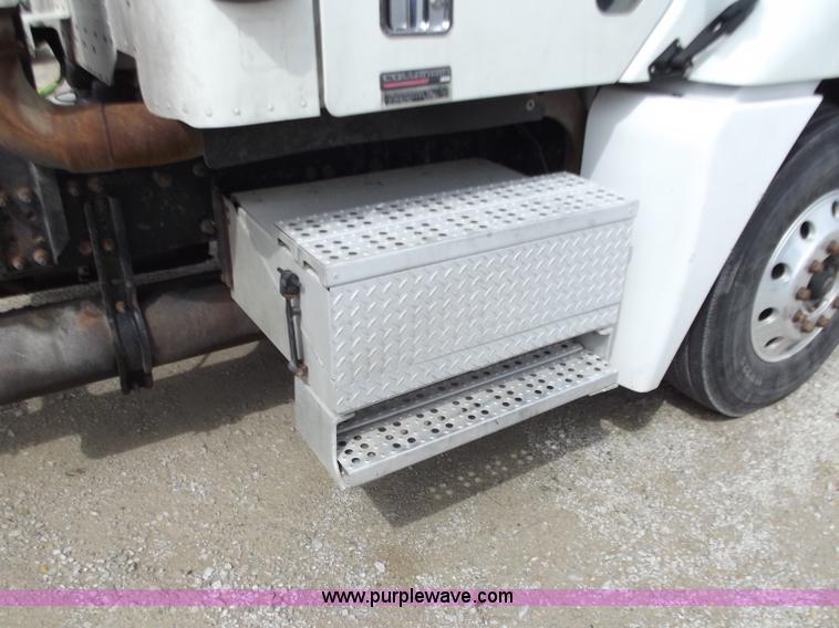 image for item D3772 2003 Freightliner Columbia CL120 semi truck