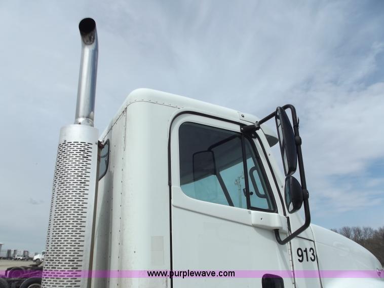 image for item D3772 2003 Freightliner Columbia CL120 semi truck