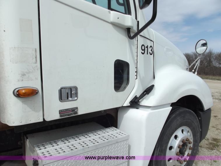 image for item D3772 2003 Freightliner Columbia CL120 semi truck