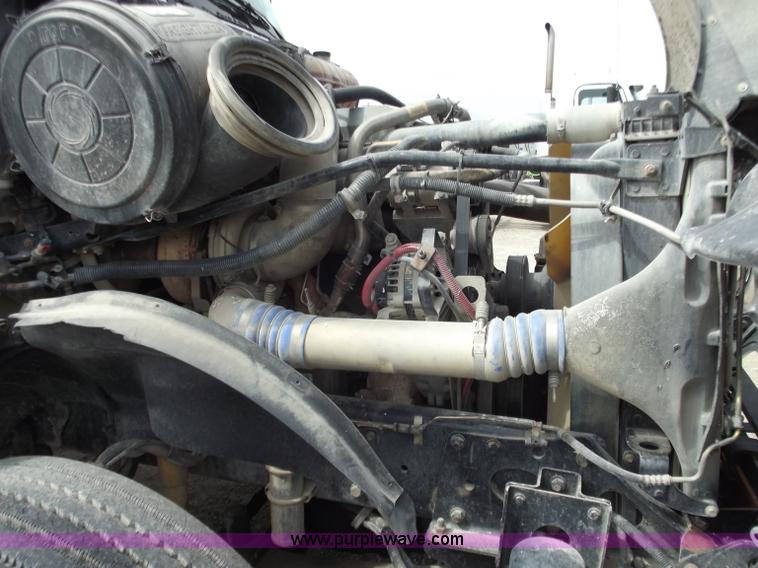 image for item D3772 2003 Freightliner Columbia CL120 semi truck