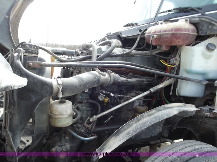 image for item D3772 2003 Freightliner Columbia CL120 semi truck