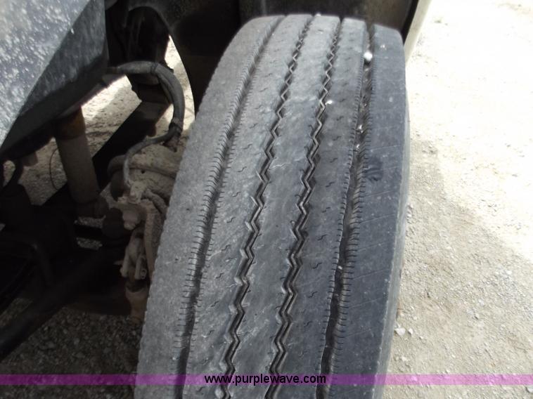 image for item D3772 2003 Freightliner Columbia CL120 semi truck