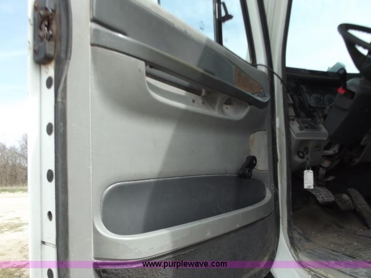 image for item D3772 2003 Freightliner Columbia CL120 semi truck