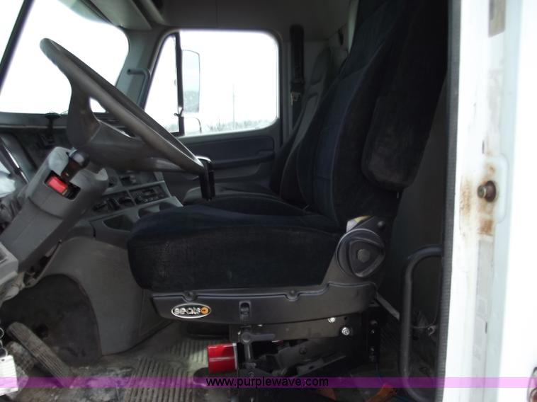 image for item D3772 2003 Freightliner Columbia CL120 semi truck