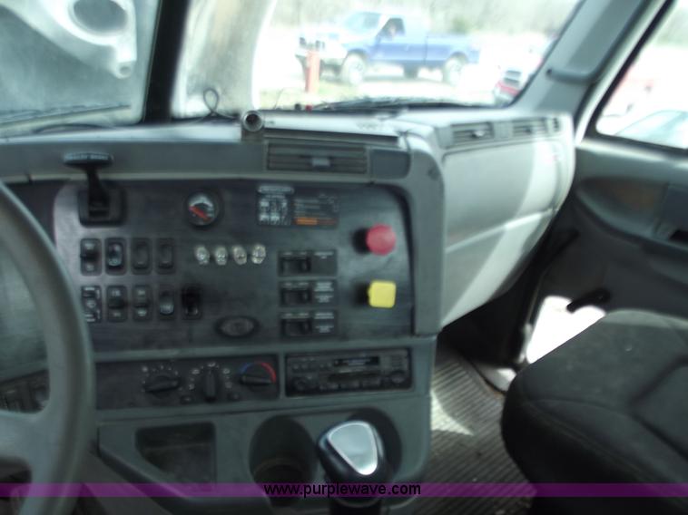 image for item D3772 2003 Freightliner Columbia CL120 semi truck