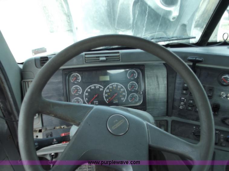 image for item D3772 2003 Freightliner Columbia CL120 semi truck