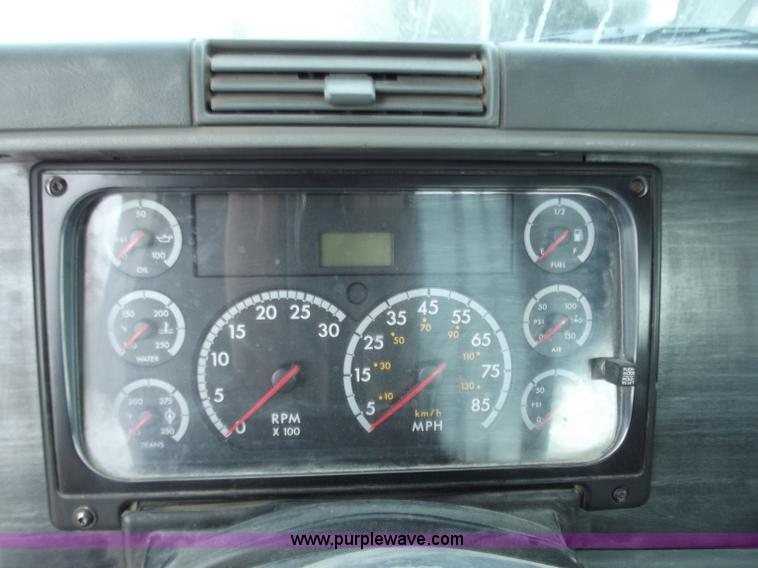 image for item D3772 2003 Freightliner Columbia CL120 semi truck