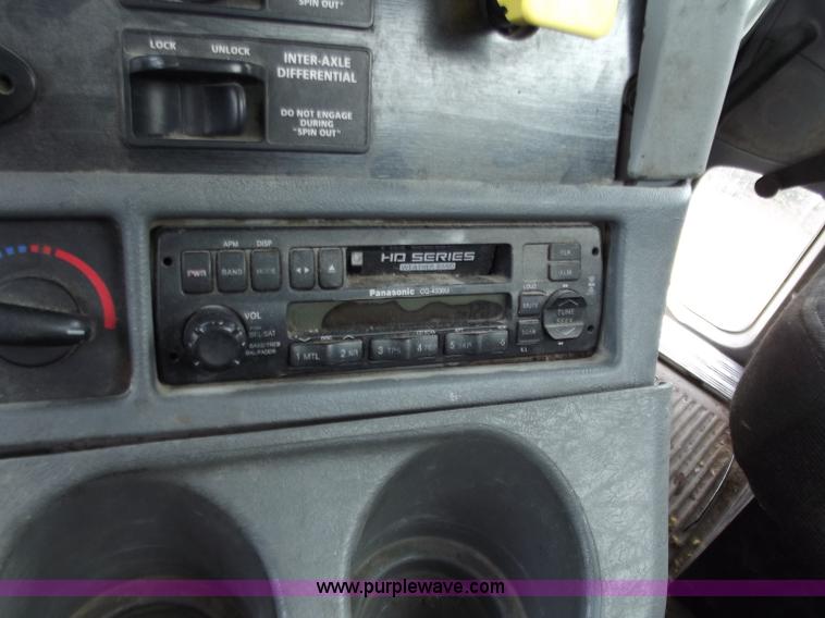 image for item D3772 2003 Freightliner Columbia CL120 semi truck