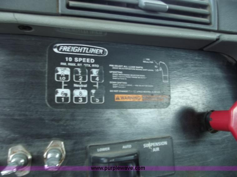 image for item D3772 2003 Freightliner Columbia CL120 semi truck