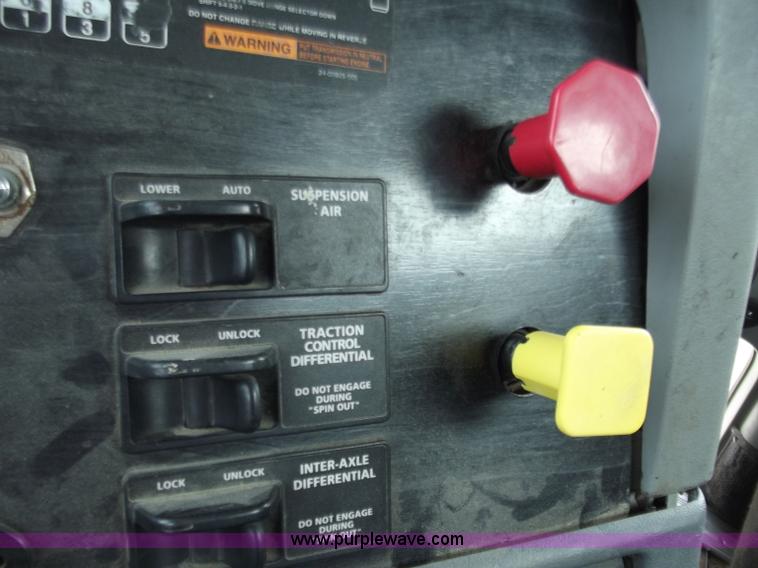 image for item D3772 2003 Freightliner Columbia CL120 semi truck