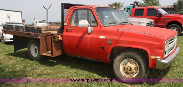 image for item 4738 1987 Chevrolet R20 Deluxe pickup truck