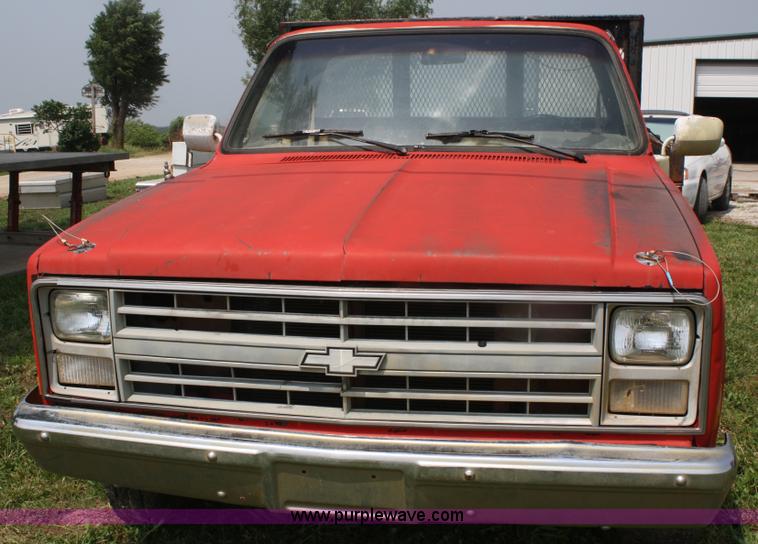 image for item 4738 1987 Chevrolet R20 Deluxe pickup truck