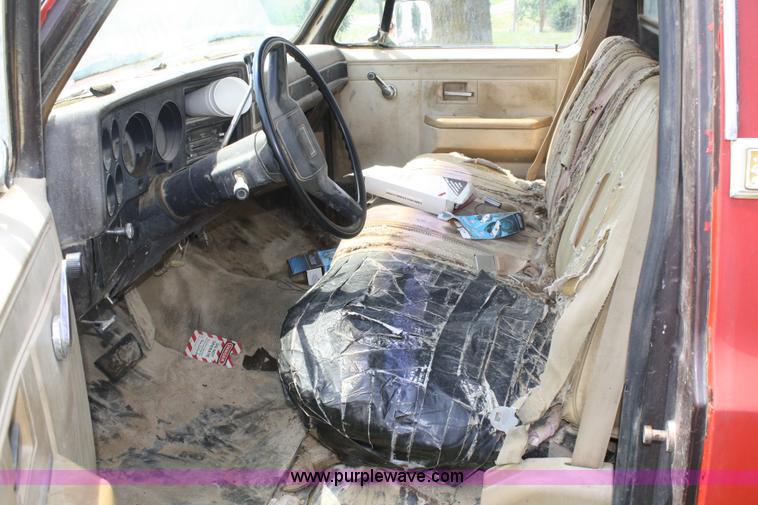 image for item 4738 1987 Chevrolet R20 Deluxe pickup truck