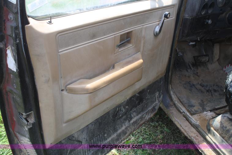 image for item 4738 1987 Chevrolet R20 Deluxe pickup truck