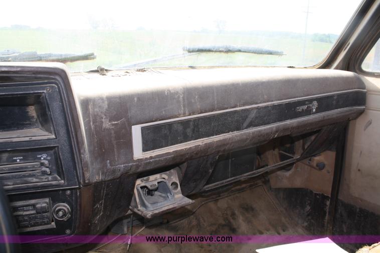 image for item 4738 1987 Chevrolet R20 Deluxe pickup truck