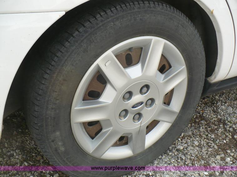 image for item B6309 2006 Ford Taurus SE