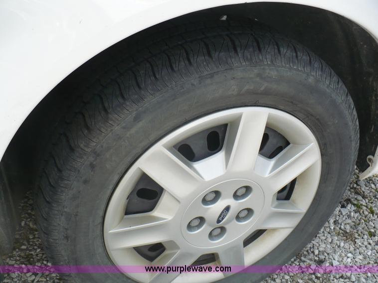 image for item B6309 2006 Ford Taurus SE