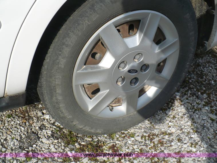 image for item B6309 2006 Ford Taurus SE