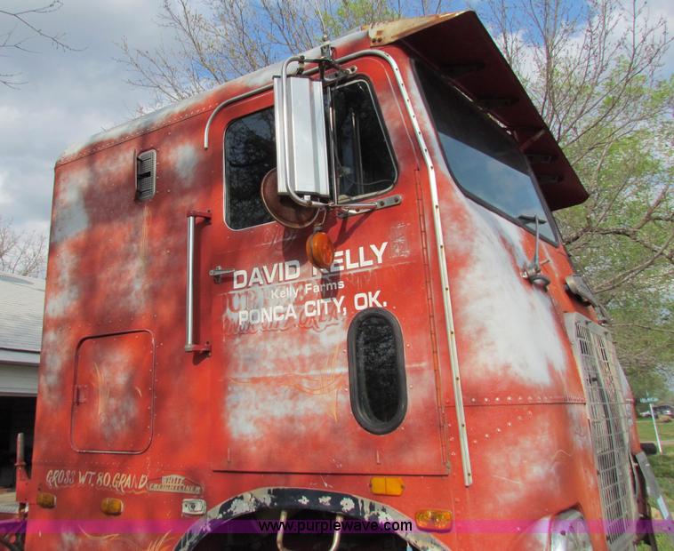 image for item B7210 1974 Freightliner semi truck