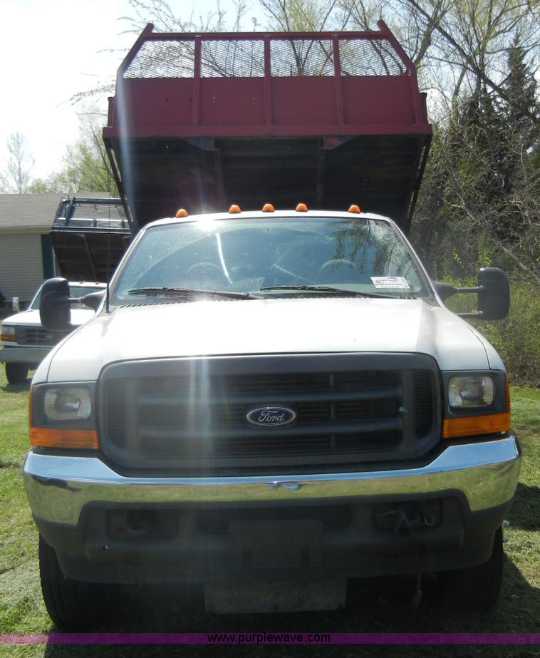 image for item C4240 2000 Ford F550 XL Super Duty pickup truck