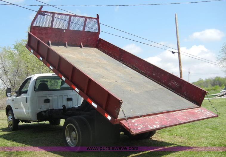 image for item C4240 2000 Ford F550 XL Super Duty pickup truck