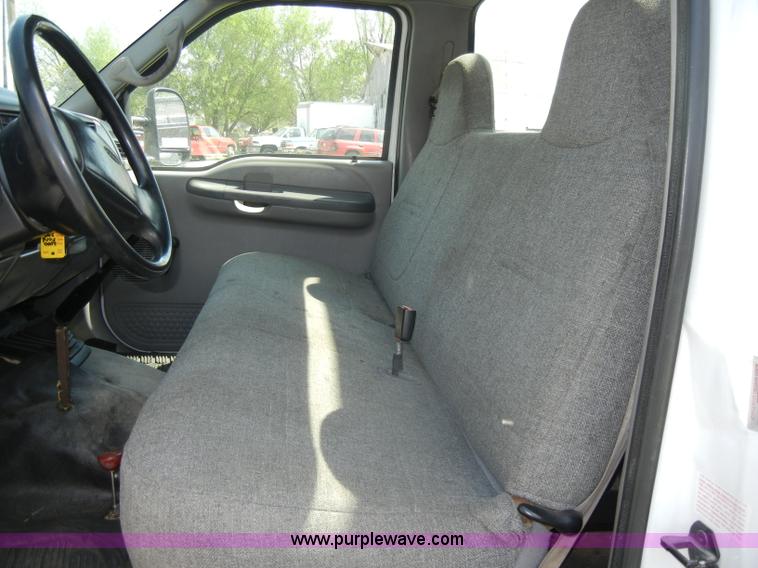 image for item C4240 2000 Ford F550 XL Super Duty pickup truck