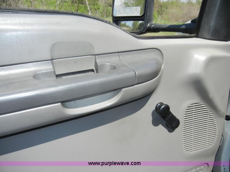 image for item C4240 2000 Ford F550 XL Super Duty pickup truck