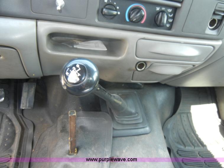 image for item C4240 2000 Ford F550 XL Super Duty pickup truck