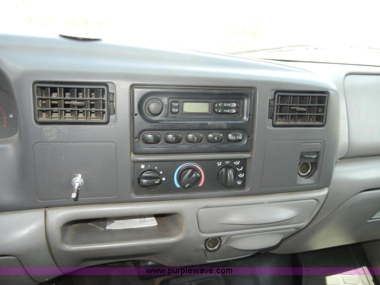 image for item C4240 2000 Ford F550 XL Super Duty pickup truck