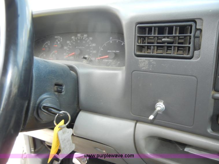 image for item C4240 2000 Ford F550 XL Super Duty pickup truck