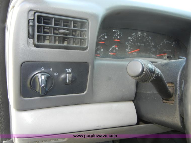 image for item C4240 2000 Ford F550 XL Super Duty pickup truck