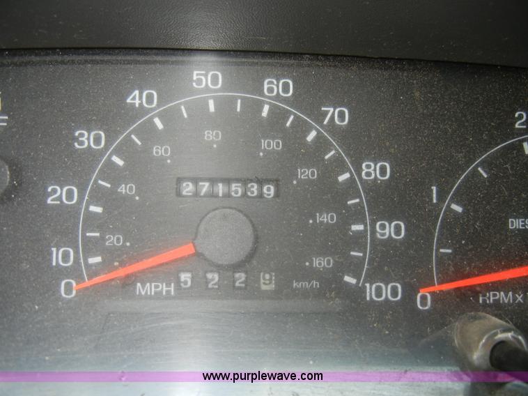 image for item C4240 2000 Ford F550 XL Super Duty pickup truck