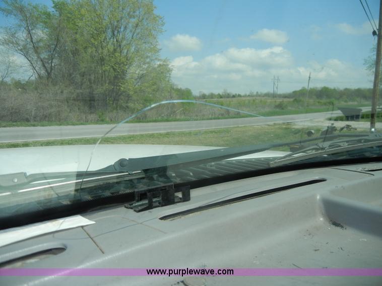 image for item C4240 2000 Ford F550 XL Super Duty pickup truck