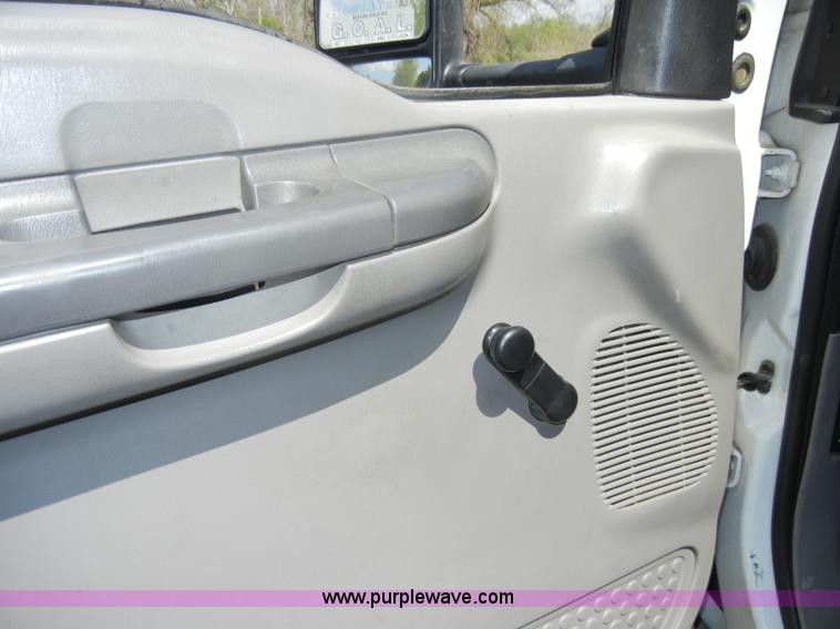 image for item C4240 2000 Ford F550 XL Super Duty pickup truck