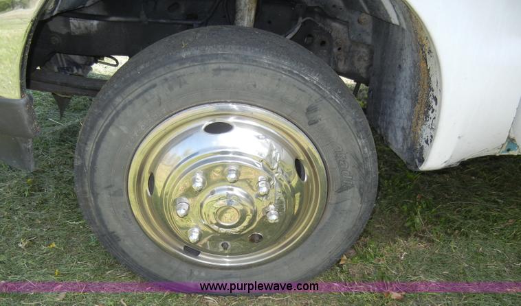 image for item C4240 2000 Ford F550 XL Super Duty pickup truck