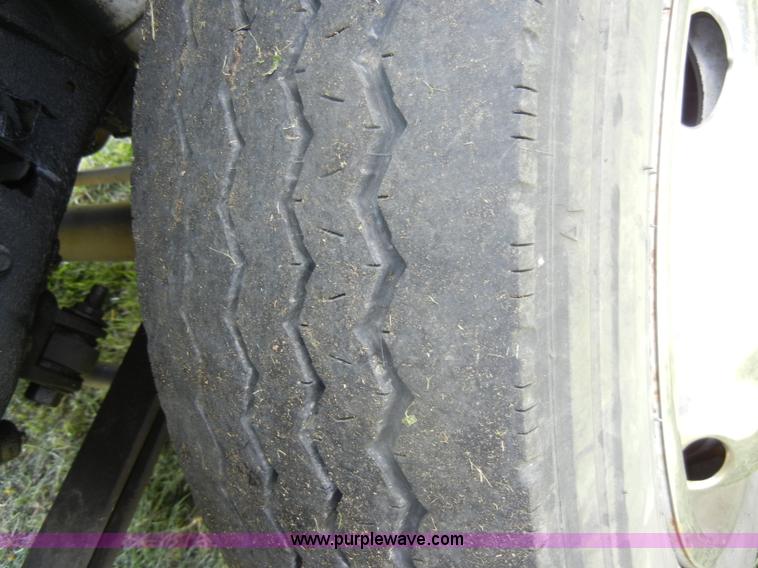 image for item C4240 2000 Ford F550 XL Super Duty pickup truck